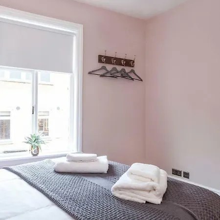 Апартаменты Stylish And 2 Bed -free Parking