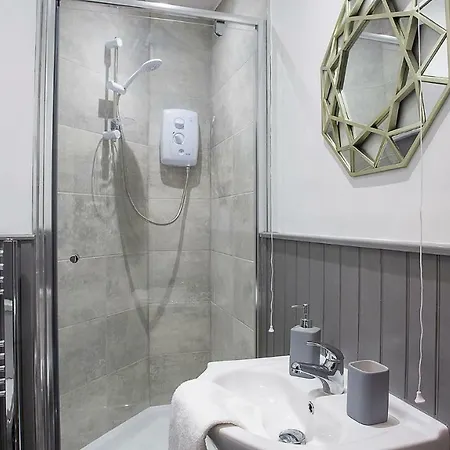 Stylish And 2 Bed -free Parking 아파트 요크